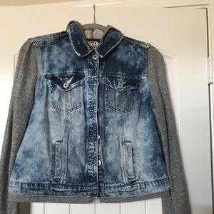 Denim jacket with grey clothes sleeves